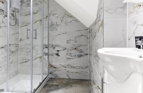 Chelmsford Apartment | One Bedroom Contemporary Hideaway