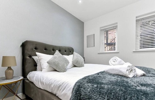 Chelmsford Apartment | One Bedroom Contemporary Hideaway