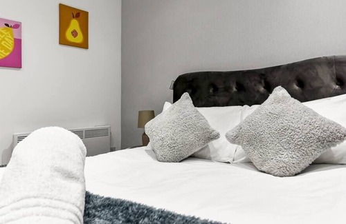 Chelmsford Apartment | One Bedroom Contemporary Hideaway