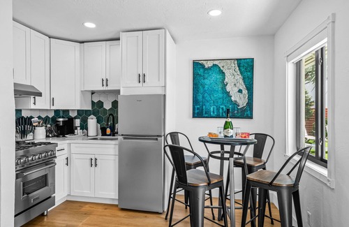 Downtown Fort Lauderdale Apartment | One Bedroom King Suite in a Tropical Retreat Freedom House FTL Suite 6