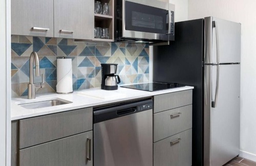 Airport North Apartment | One Bedroom Suite Near Hooters ORL