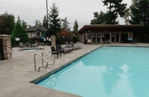 Regional District of Nanaimo Apartment | One Bedroom with Hot Tub & Beach Access Unit B