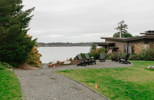 Regional District of Nanaimo Apartment | One Bedroom with Hot Tub & Beach Access Unit B
