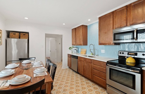 North Charleston House | One block from Park Circle Restaurants & Bars!