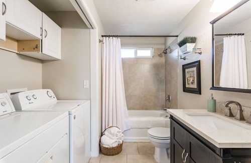 Dayton House | One-Block to Dayton’s Historic Center, Wine Tasting, Restaurants, Dog Friendly