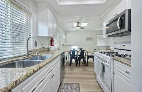 Townsite Condo | One Block To Ocean | 2BR Condo | Beach Gear | AC | Garage