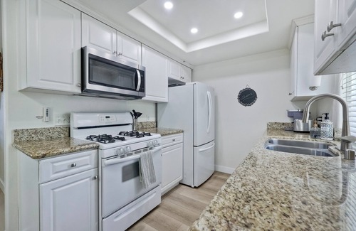 Townsite Condo | One Block To Ocean | 2BR Condo | Beach Gear | AC | Garage