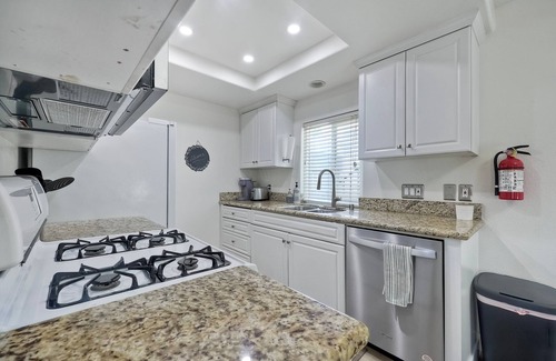 Townsite Condo | One Block To Ocean | 2BR Condo | Beach Gear | AC | Garage