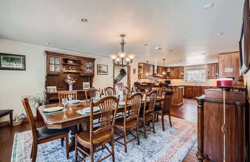 Frisco House | ONE BLOCK to restaurants, bars & free bus to Breck & Copper. Hot tub/pool table!