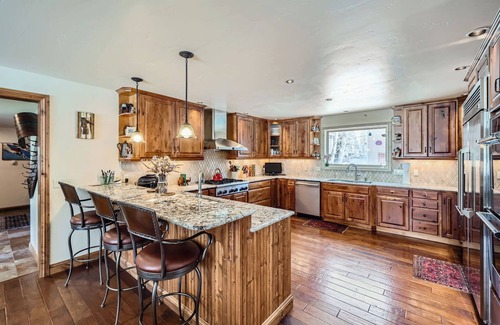 Frisco House | ONE BLOCK to restaurants, bars & free bus to Breck & Copper. Hot tub/pool table!