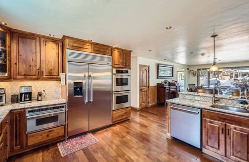 Frisco House | ONE BLOCK to restaurants, bars & free bus to Breck & Copper. Hot tub/pool table!