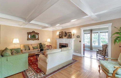 Historic Old Northeast Apartment | ONE Inn and Suites Walnut Room