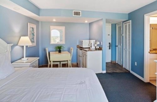 Ormond Beach Hotel | One King Room w/Amazing City View – Modern Design Meets Everyday Comfort