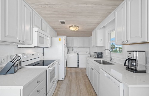 East End House | One More Sunrise: Now offering short stays through the end of 2024! Book Now!