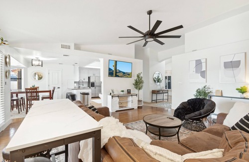 Mesa House | One-of-a-Kind Home w Mini Golf + Pool & Spa Tub