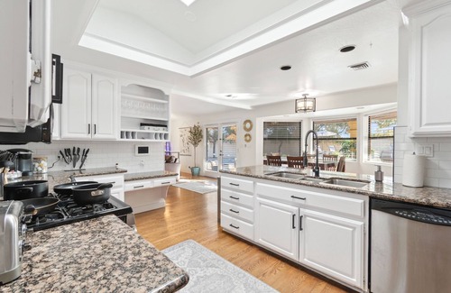 Mesa House | One-of-a-Kind Home w Mini Golf + Pool & Spa Tub