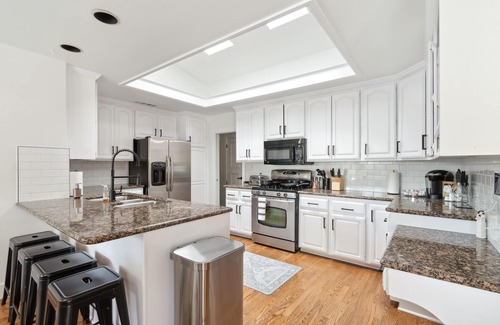 Mesa House | One-of-a-Kind Home w Mini Golf + Pool & Spa Tub