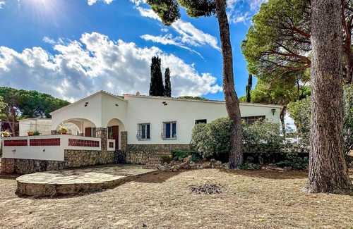 L'Escala House | One-story house with large plot, 600 meters from the beach.