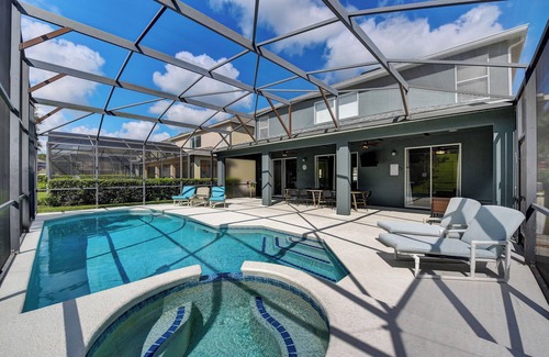 West Kissimmee Villa | Only 3 Miles to Disney! South Facing Private Pool 6 BDRM Villa w/Movie Theatre