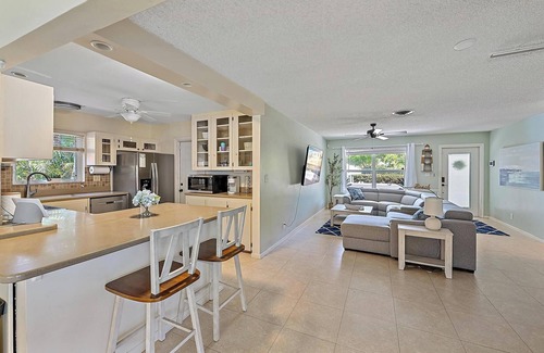 South Palm Park Neighborhood Association House | Onyon Oasis; Located in Lake Worth Beach Florida. Pet friendly!nnn