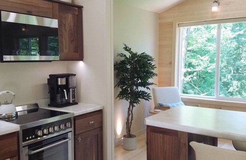 Elroy Cottage | Opal Little Lodge - Luxury Stay with a Panoramic Tree Top Viewn