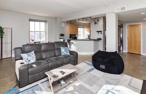 Downtown Des Moines Condo | Open 2BR 2BA 3BD W/Private Parking & Skyline View! Direct Skywalk Access