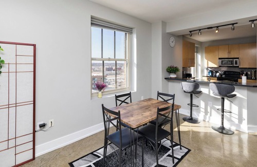 Downtown Des Moines Condo | Open 2BR 2BA 3BD W/Private Parking & Skyline View! Direct Skywalk Access