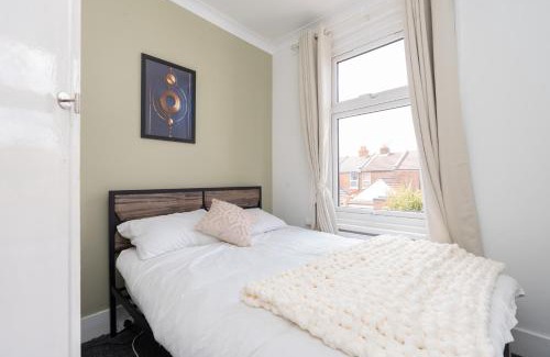 Southsea Apartment | Open Mind Property - 16 Guests & Free Parking