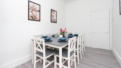 Southsea Apartment | Open Mind Property - 16 Guests & Free Parking