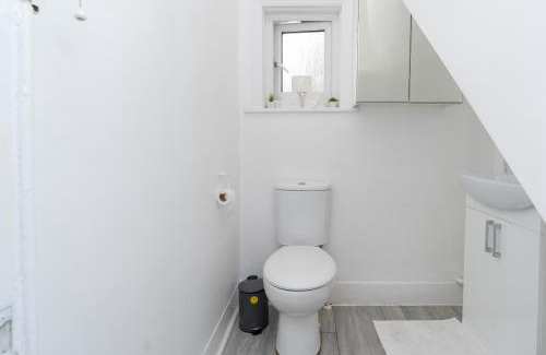 Southsea Apartment | Open Mind Property - 26 Guests, Hot Tub & Parking