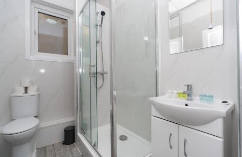 Southsea Apartment | Open Mind Property - 26 Guests, Hot Tub & Parking