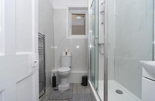 Southsea Apartment | Open Mind Property - 26 Guests, Hot Tub & Parking