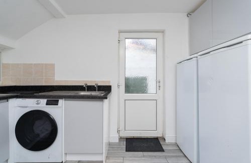Southsea Apartment | Open Mind Property - 26 Guests, Hot Tub & Parking