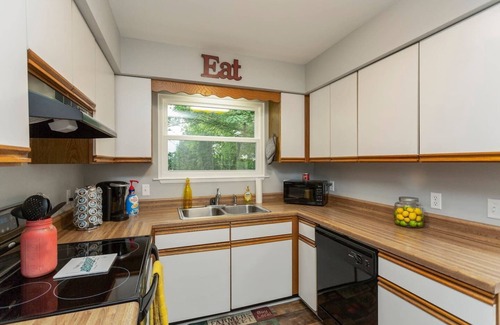 Donelson House | OPRY AREA GEM! 2 Bed/2 Bath/Hot Tub/Sleeps 6!