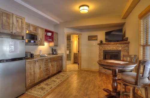 Oquossoc Hotel | Oquossoc Suite #4 | A/C & Fireplace