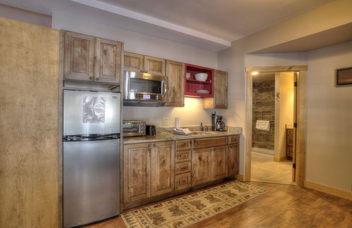 Oquossoc Hotel | Oquossoc Suite #4 | A/C & Fireplace