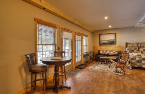Oquossoc Hotel | Oquossoc Suite #4 | A/C & Fireplace