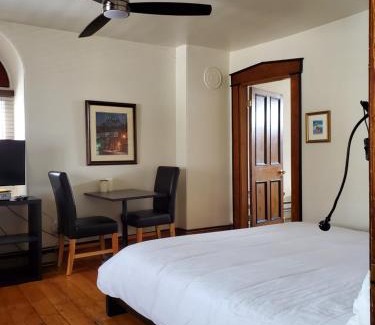 Baie-St-Paul Hotel | Orange Bistro