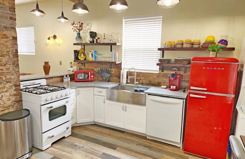 Indianapolis Apartment | Orange Delight (bates hendricks)