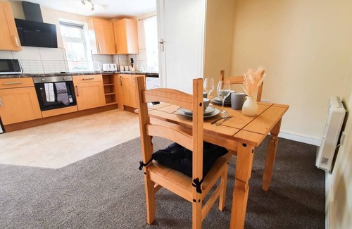 Stroud Apartment | Orange Lilly in Stroud by Golden Valley