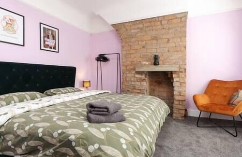 Liverpool House | Orange Rentals- Home for 8 guests- FREE Parking