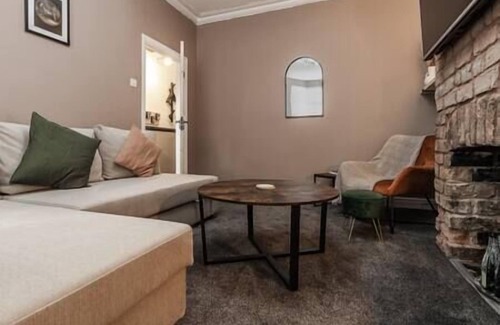 Liverpool House | Orange Rentals- Home for 8 guests- FREE Parking