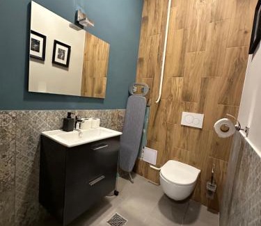 Belvaros - Lipotvaros Apartment | OrangeHomes Pop 36 two bedroom apartment near Parliament