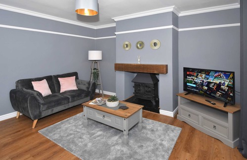 Crewe House | ✨Orion House 🏠 - sleeps 6, driveway, garden