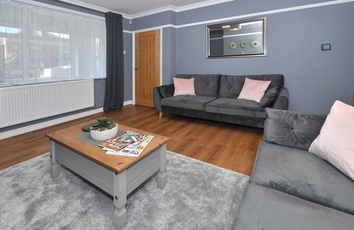 Crewe House | ✨Orion House 🏠 - sleeps 6, driveway, garden