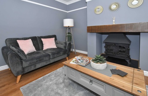 Crewe House | ✨Orion House 🏠 - sleeps 6, driveway, garden