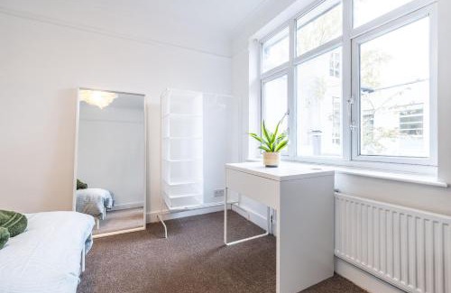 Luton House | Orion Room - Twin Room in Luton