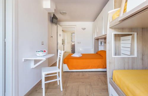 Oristano House | ORISTANO CAMERA ARANCIO max 3pers,BAGNO,USO CUCINA