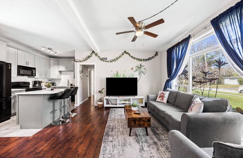 Englewood Park House | Orlando Airport Vacation Home Pet Friendly