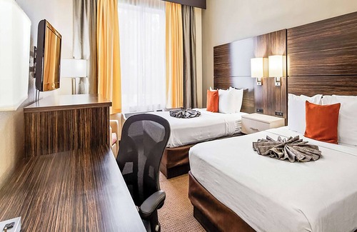 Orlando Hotel | Orlando Sweet Escape: Three Family Ready Room with Outdoor Pool